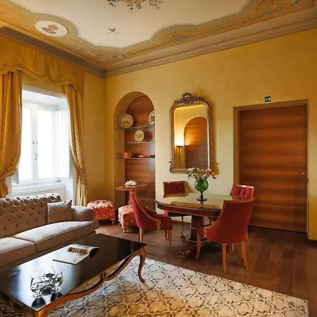 Petite Maison De *